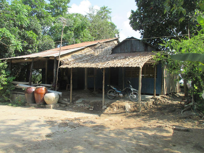 Cắt cổ vợ, dọa bán con lấy tiền bồi thường