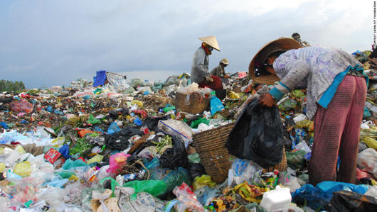 Bố mẹ nhặt rác mua máu cầm cự sự sống cho hai con