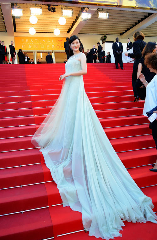 Lý Nhã Kỳ sải bước trên thảm đỏ Cannes với váy xuyên thấu