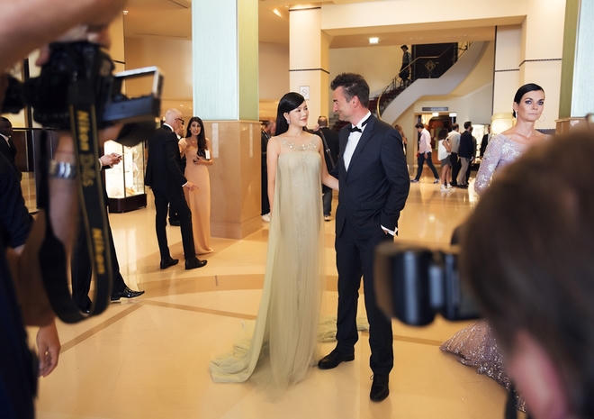 Lý Nhã Kỳ sải bước trên thảm đỏ Cannes với váy xuyên thấu