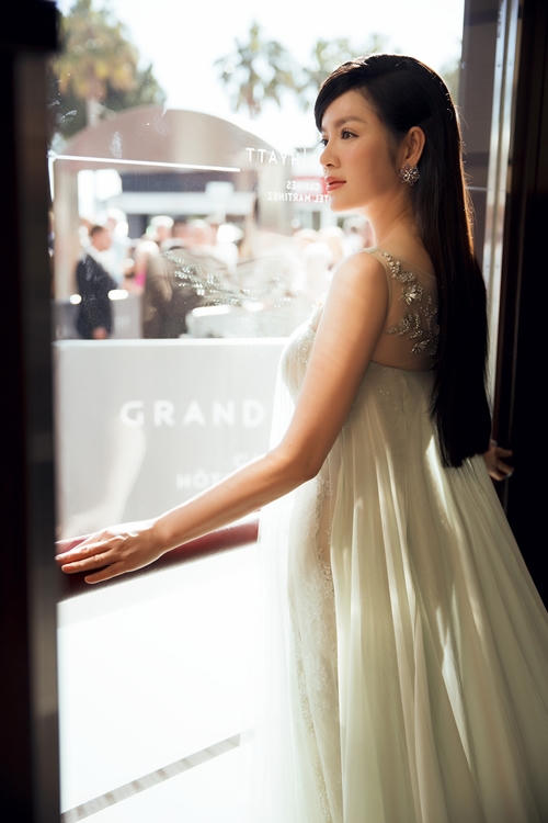 Lý Nhã Kỳ sải bước trên thảm đỏ Cannes với váy xuyên thấu