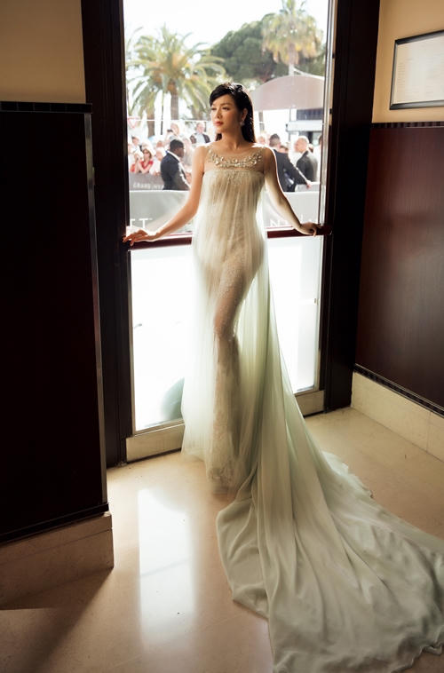 Lý Nhã Kỳ sải bước trên thảm đỏ Cannes với váy xuyên thấu