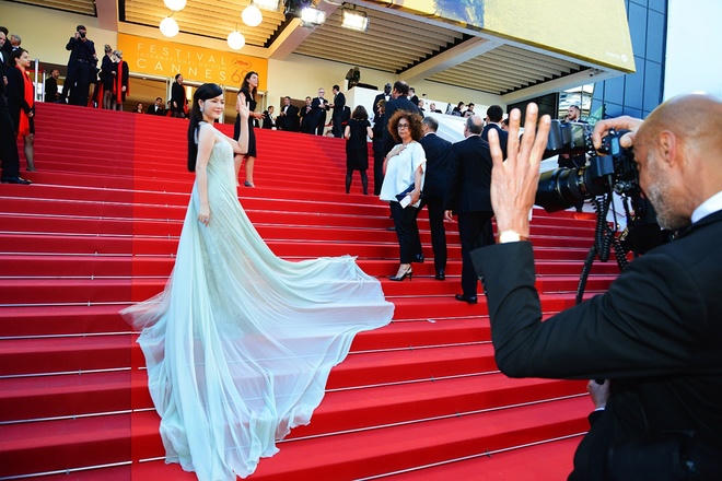 Lý Nhã Kỳ sải bước trên thảm đỏ Cannes với váy xuyên thấu