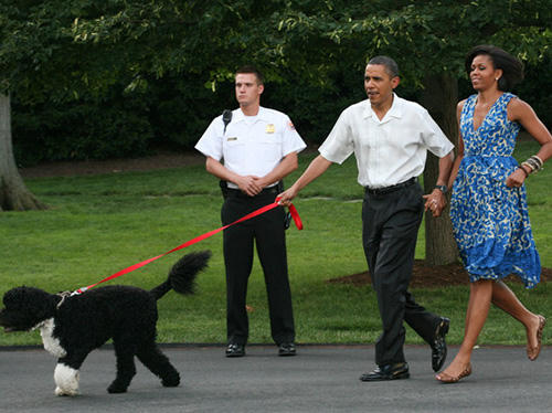 Ngắm thời trang xuống phố trẻ trung, đẹp mắt của Tổng thống Obama