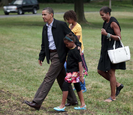 Ngắm thời trang xuống phố trẻ trung, đẹp mắt của Tổng thống Obama