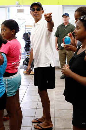 Ngắm thời trang xuống phố trẻ trung, đẹp mắt của Tổng thống Obama