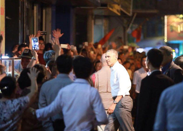 Ngắm thời trang xuống phố trẻ trung, đẹp mắt của Tổng thống Obama