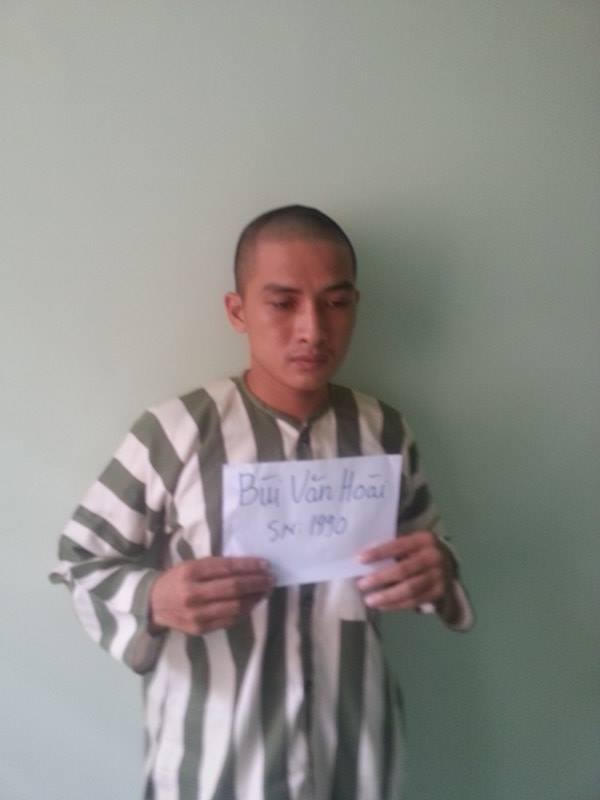 Bắt đối tượng sản xuất hàng chục chai rượu ngoại giả bỏ cho các quán bar