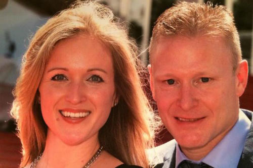 nguoi-vo-bo-tien-om-dan-ong-la-de-do-nho-chong