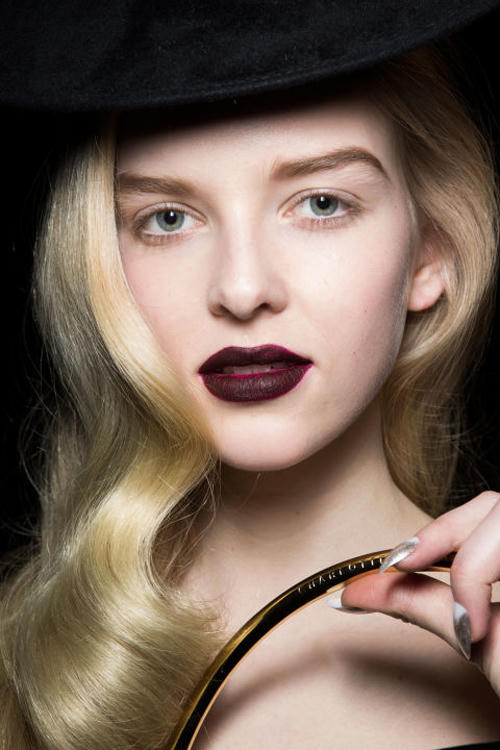 son-mau-bam-bung-no-tren-san-dien-thoi-trang-thu-2016