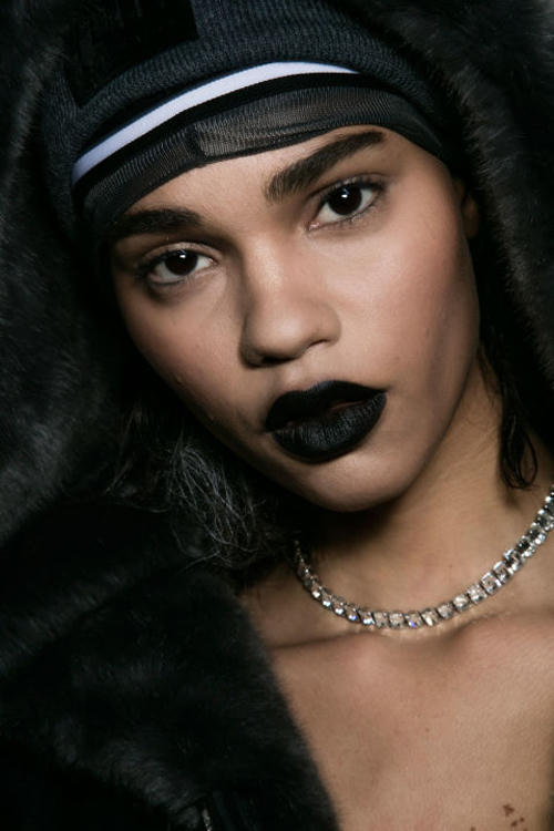 son-mau-bam-bung-no-tren-san-dien-thoi-trang-thu-2016-2