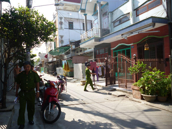 Kinh hoàng nhóm côn đồ cầm kiếm quậy phá, ném bom xăng vào nhà dân