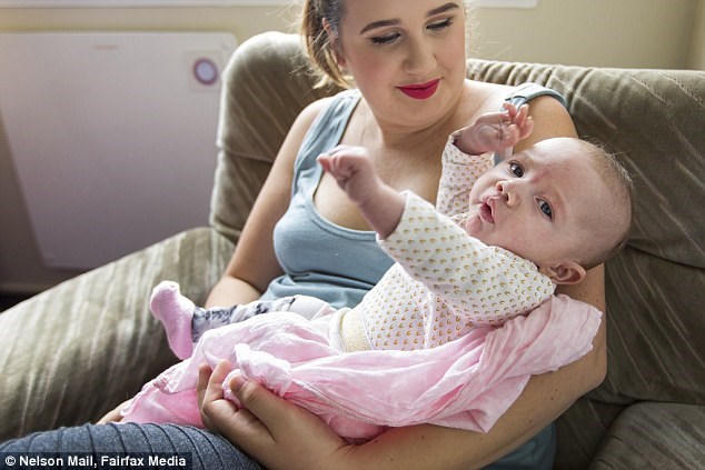 Xúc động với hình ảnh mẹ bị thương nặng vẫn cho con bú sữa