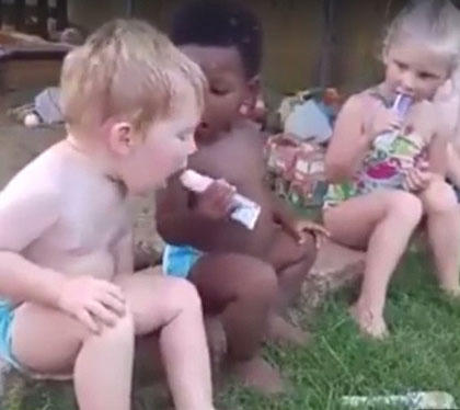 video-cau-be-tiec-re-vi-cho-ban-mut-kem-hut-5-trieu-nguoi-xem