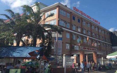 Đình chỉ bác sỹ mổ nhầm tay bệnh nhân