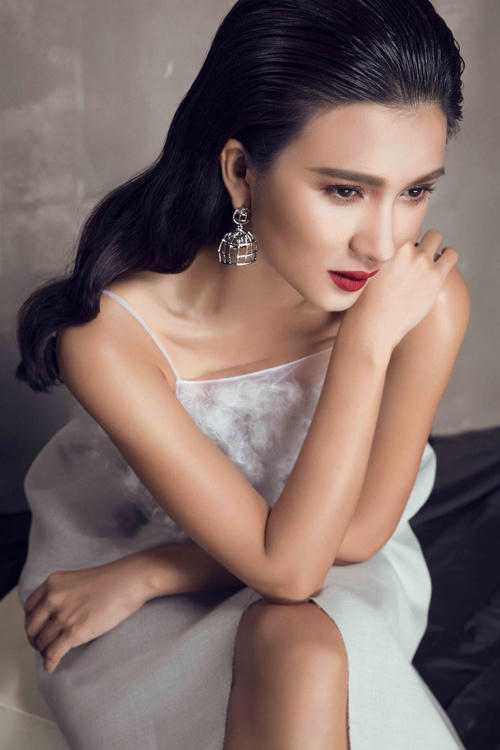 Kim Tuyến diện mốt không nội y với váy dạ hội