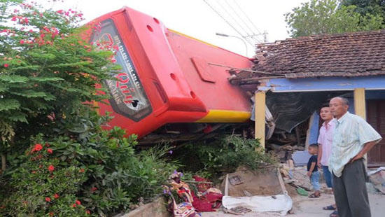 Đang nằm ngủ trong nhà, bị xe khách giường nằm lao vào đâm trọng thương