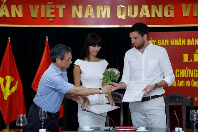 Long trọng lễ trao giấy chứng nhận đăng ký kết hôn của Hà Anh