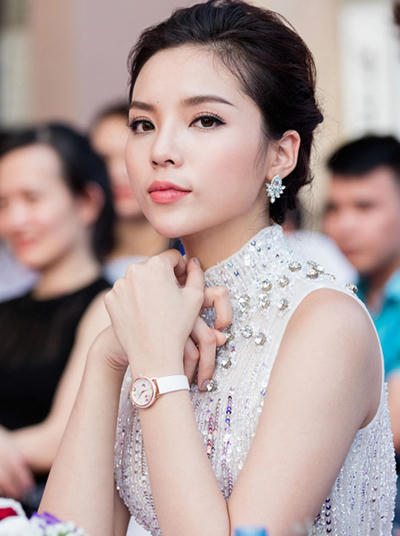 ly-nha-ky-pham-huong-trang-diem-dep-voi-phong-cach-doi-lap-2