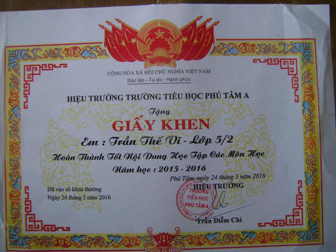 Chính quyền xã đến thăm cậu học trò định bỏ học, đi làm nuôi ông bà ngoại