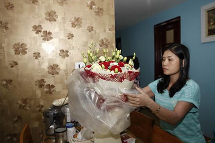 Vợ xạ thủ Hoàng Xuân Vinh bên bó hoa tặng chồng.