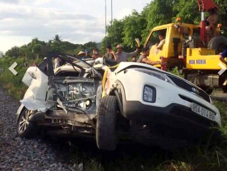 Tau hoa tong oto cho 6 nguoi di du dam cuoi hinh anh 1