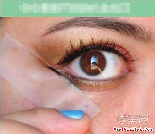 Xem người nổi tiếng dùng bánh mì ăn dở, đế giầy làm dụng cụ trang điểm