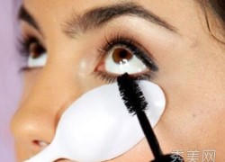 Xem người nổi tiếng dùng bánh mì ăn dở, đế giầy làm dụng cụ trang điểm