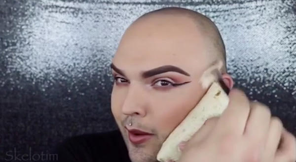 Xem người nổi tiếng dùng bánh mì ăn dở, đế giầy làm dụng cụ trang điểm