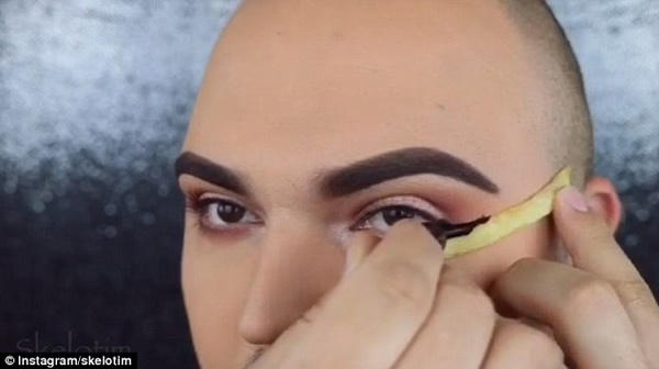 Xem người nổi tiếng dùng bánh mì ăn dở, đế giầy làm dụng cụ trang điểm