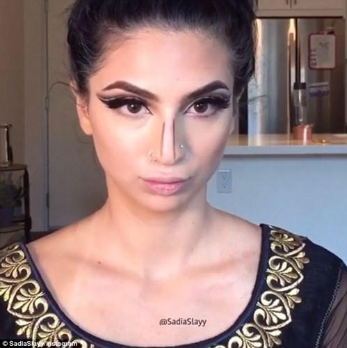 Xem người nổi tiếng dùng bánh mì ăn dở, đế giầy làm dụng cụ trang điểm