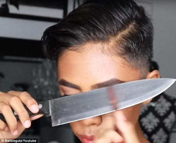 Xem người nổi tiếng dùng bánh mì ăn dở, đế giầy làm dụng cụ trang điểm