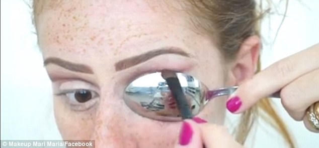 Xem người nổi tiếng dùng bánh mì ăn dở, đế giầy làm dụng cụ trang điểm