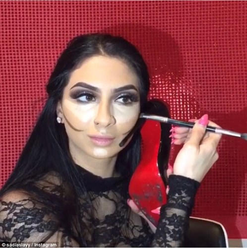 Xem người nổi tiếng dùng bánh mì ăn dở, đế giầy làm dụng cụ trang điểm