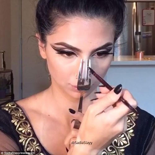 Xem người nổi tiếng dùng bánh mì ăn dở, đế giầy làm dụng cụ trang điểm