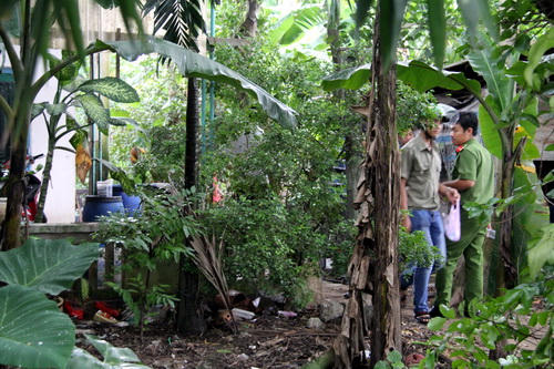 Công an khám nghiệm hiện trường vụ án mạng. Ảnh: Phước Tuấn