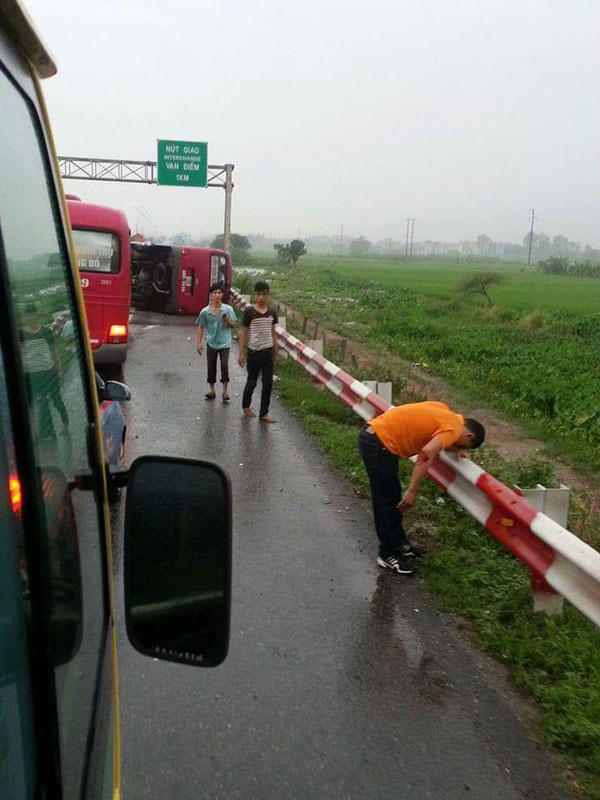 Xe khách tự lật, 11 người thương vong