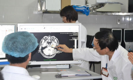 Benh nhan ung thu phoi di can khap co the van chua khoi - Anh 2