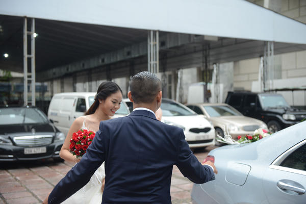 chi-anh-di-xe-hon-7-ty-dong-toi-tiec-cuoi-2