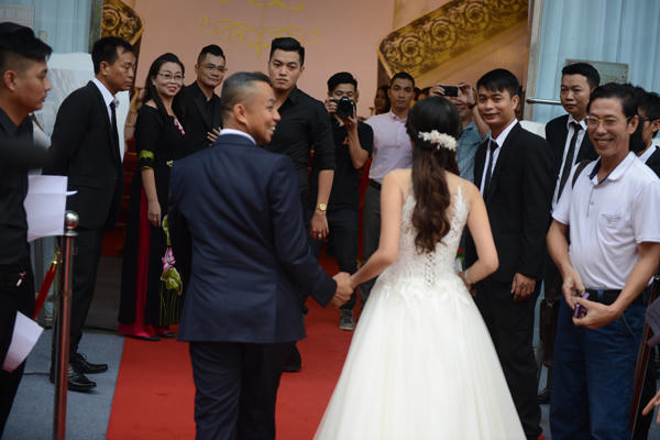 chi-anh-di-xe-hon-7-ty-dong-toi-tiec-cuoi-5