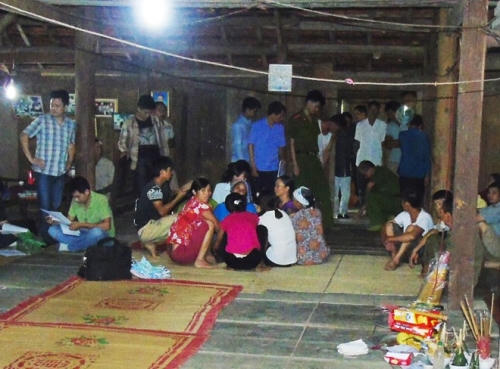 Bố siết cổ con trai đến tử vong