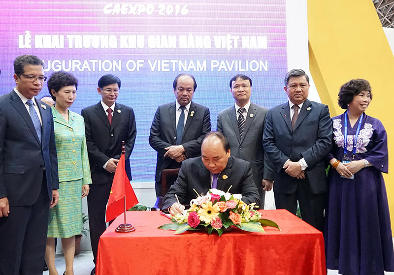 Thủ tướng dự khai trương Khu gian hàng Việt Nam tại CAEXPO 2016