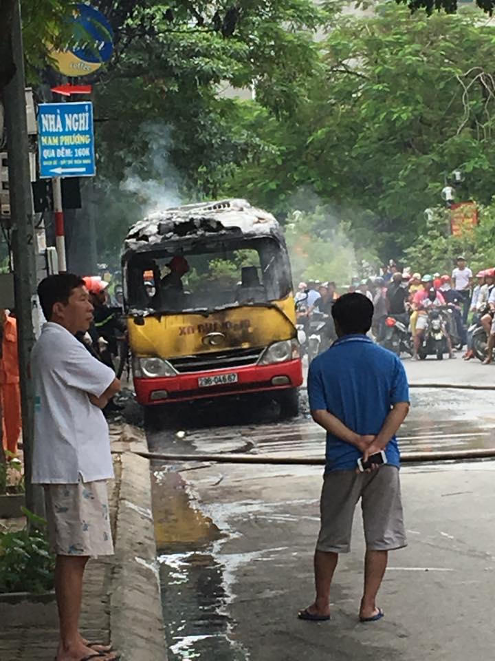 Xe buýt bốc cháy ngùn ngụt trên đường Hà Nội