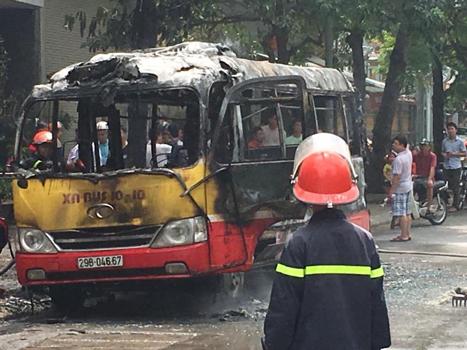 Xe buýt bốc cháy ngùn ngụt trên đường Hà Nội