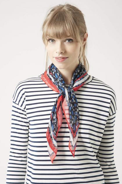 Phụ kiện thời trang Neckerchief đã quay trở lại - cách phối đồ với áo thun