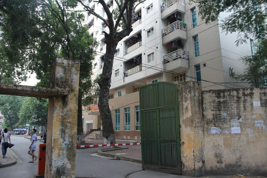 Khu ký túc xá nơi nam sinh rơi từ tầng 7 xuống đất