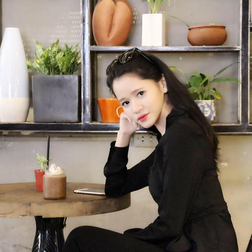  Huyền Trang từng thử sức với vai trò người mẫu, diễn viên tự do. Hiện tại, công việc chính của cô là thiết kế áo dài. 