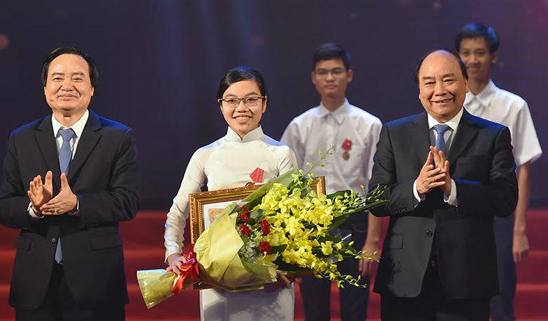 Thủ tướng Nguyễn Xuân Phúc đã dự lễ tuyên dương học sinh đoạt giải Olympic quốc tế