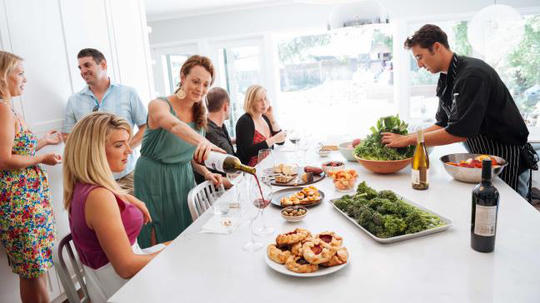  Cuộc sống độc thân của nhiều người gắn liền với tiệc tùng bè bạn, tuy nhiên khi kết hôn sở thích này có thể là yếu tố gây rạn nứt cho mối quan hệ. 