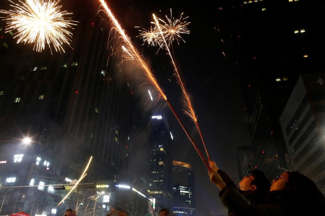 Những hình ảnh đón 2017 ấn tượng của người dân châu Á